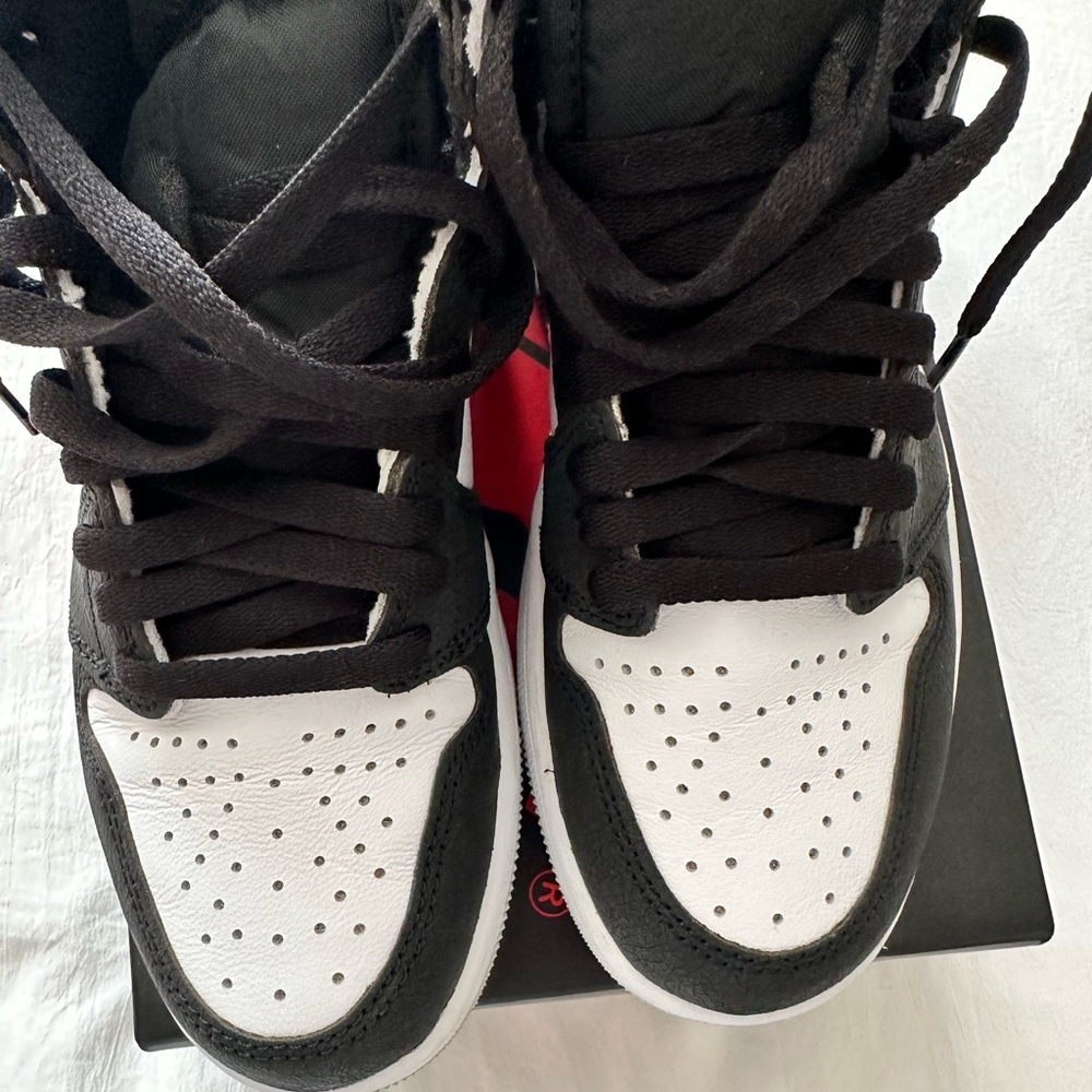 Nike Air Jordan 1 Retro High OG - Picture 5 of 9